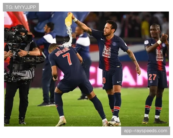 洛里昂1-0爆冷击败里昂，主场球迷欢庆关键胜利